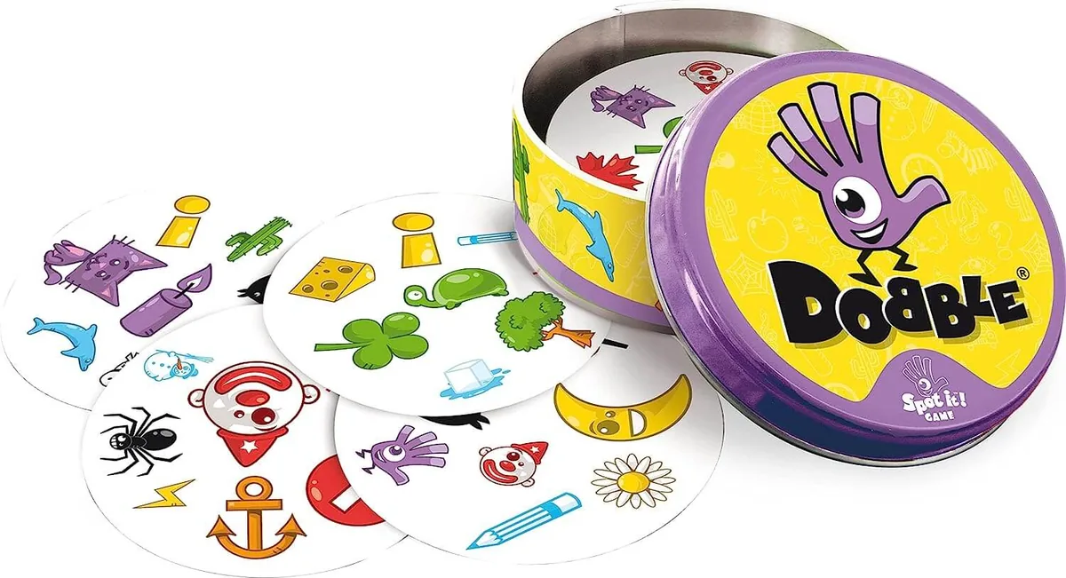 The round Dobble tin and its picture cards