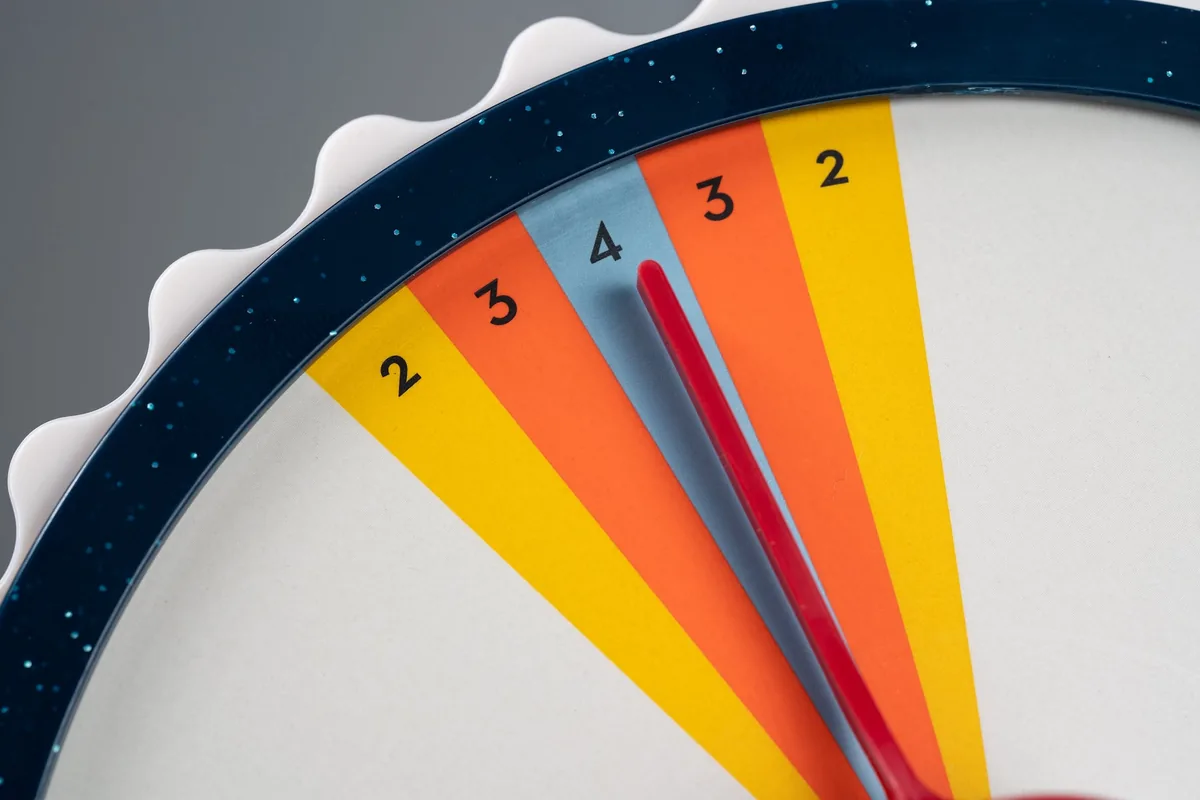 Close-up of the Wavelength target: a 4-point centre band with 3 and 2 point bands either side, and the red dial pointing at it
